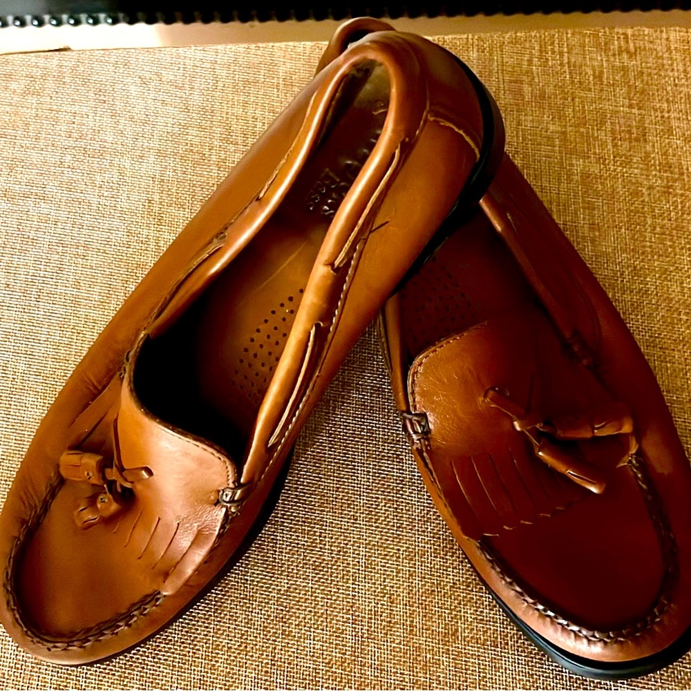 Women’s Bass Weejuns Tassled Loafers! Worn only a few times indoors.